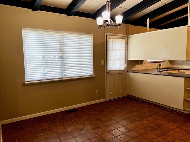 Building Photo - 818 W Timberdell Rd