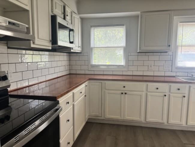 Building Photo - 352 Brookwood Lake Pl