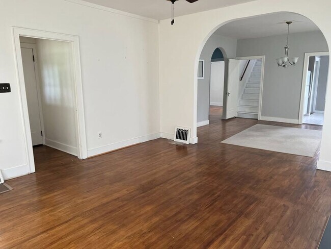 Building Photo - Charming 3-Bedroom, 1.5-Bath Single-Family Home with Bonus Living Space