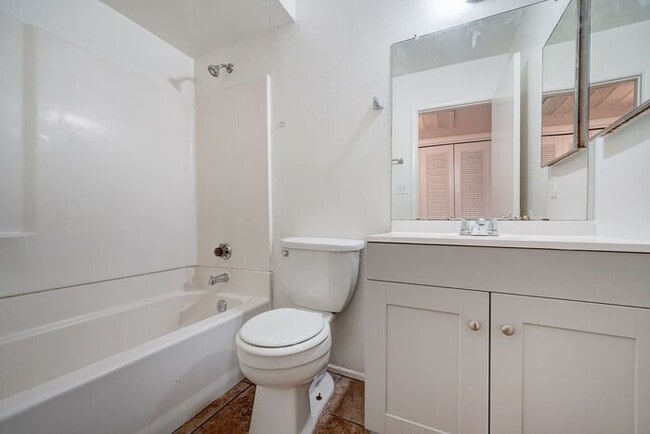 Building Photo - -$500 OFF FIRST MONTH RENT-READY TO VIEW NOW! 4 Bedroom 2 Bath Home in Phoenix!