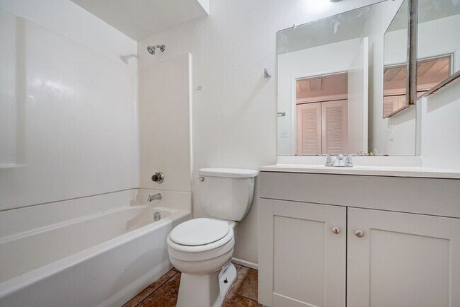 Building Photo - READY TO VIEW NOW! 4 Bedroom 2 Bath Home in Phoenix!