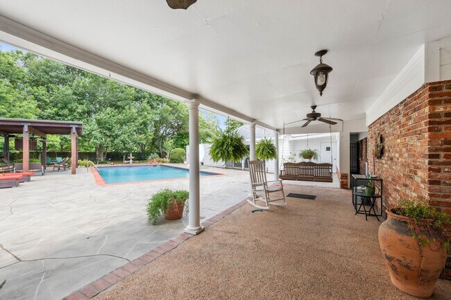 Building Photo - 1026 S Morgan Ave