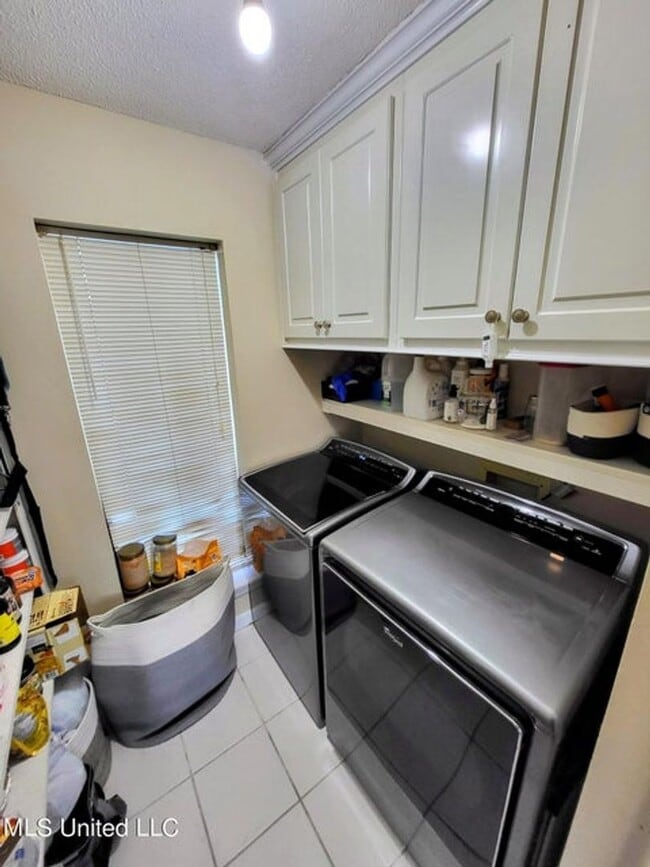 Building Photo - Riverfront Living with Private Boat Launch