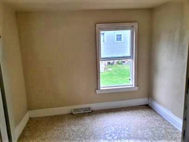 Building Photo - 551 Milkyway St S