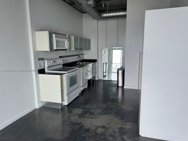 Building Photo - 10 SW South River Dr