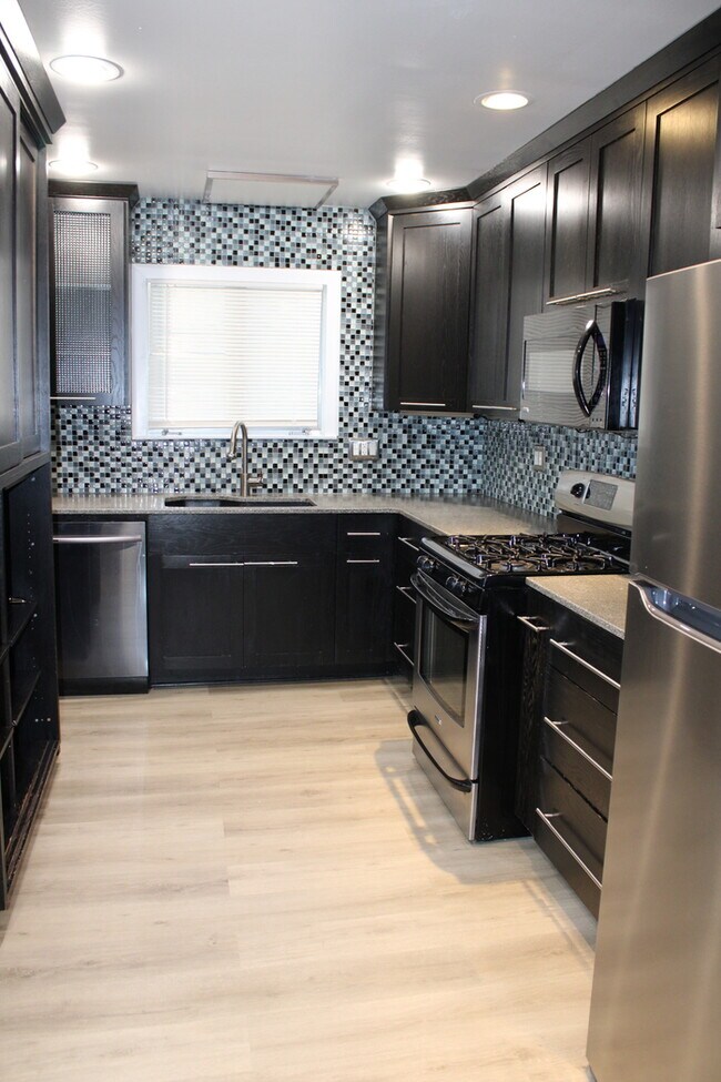 Building Photo - Spacious 4 bedroom and 2 bath with a very ...