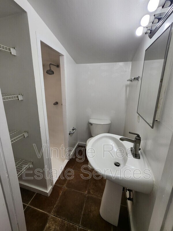 Building Photo - 309 W Comanche Ave