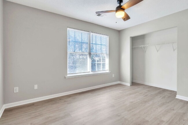 Building Photo - 2 Bedroom, 1.5 Bathroom Townhome – Granite Counters & Open Floor Plan $1400/mo rent