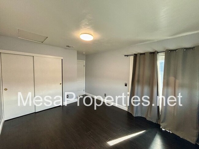 Building Photo - 118 N Glendora Ave