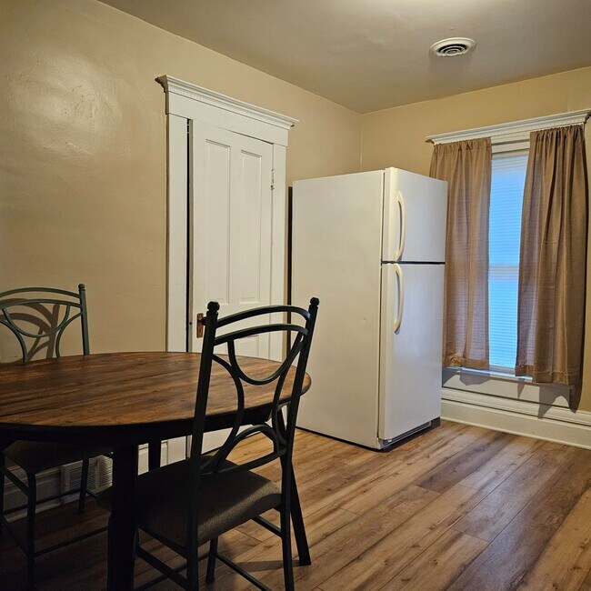 Building Photo - 118.5 W Walnut St