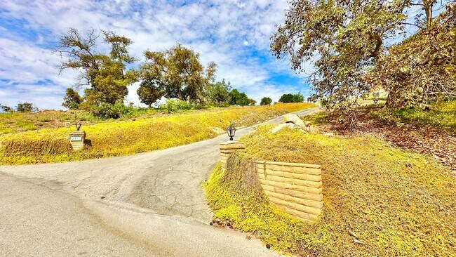 Building Photo - Beautiful Scenic Country Property with Vie...