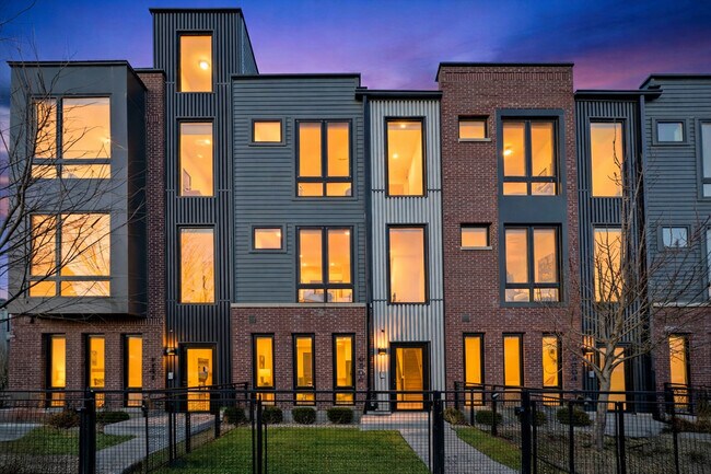 Building Photo - 4246 W Belmont Ave