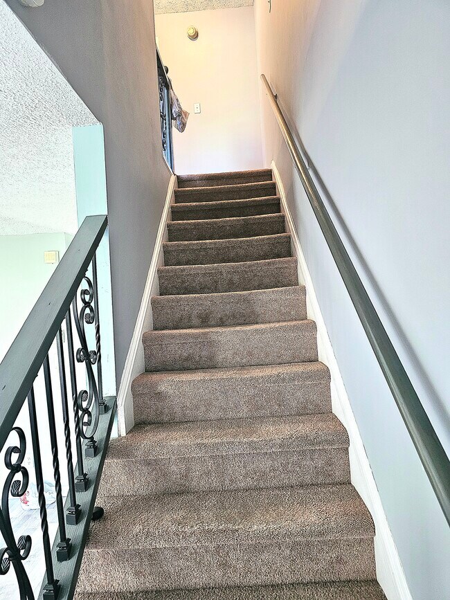 Building Photo - 975 Surry Ln