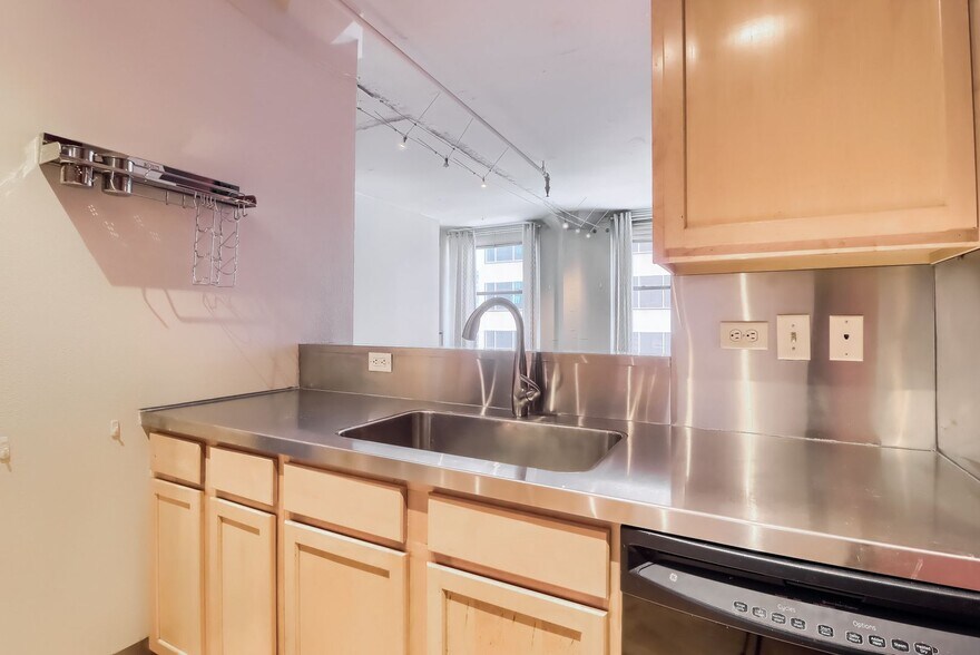 Building Photo - 444 17th St