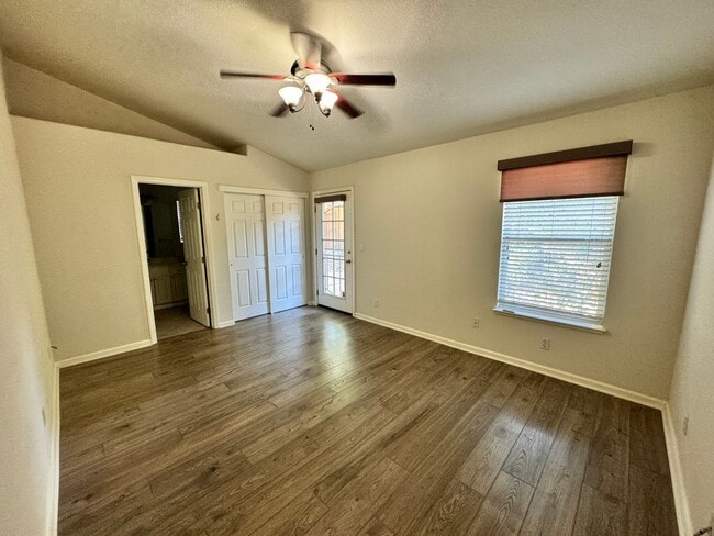 Building Photo - Well Kept 3 Bedroom, 2 Bathroom in Roseville Available Now!
