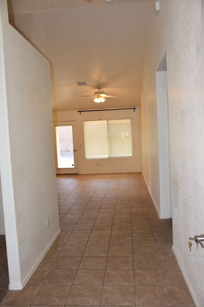 Building Photo - Fabulous Home Close to everything you'll Need in Sierra Vista, Az