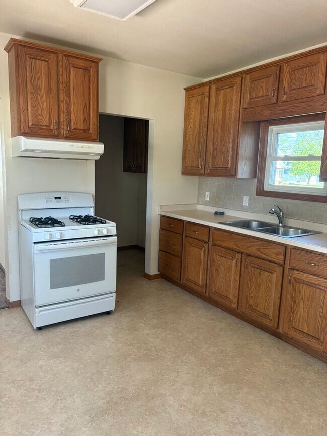 Building Photo - SPACIOUS 4 BEDROOM HOME READY FOR YOU