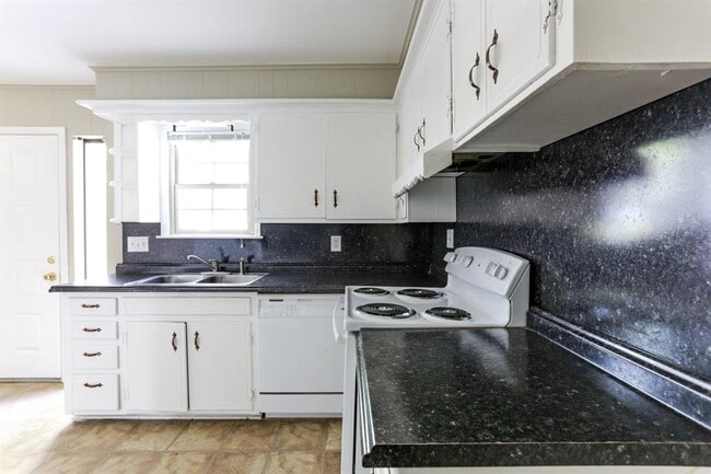 Building Photo - 401 E 7th St