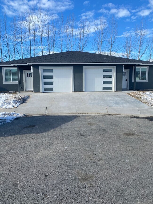 Primary Photo - Beautiful New Construction Condo in Moses Pointe, Pets Welcome!