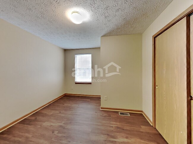 Building Photo - 998 Canary Creek Dr