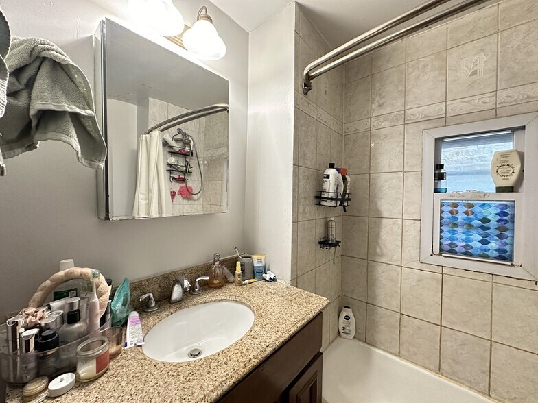 Building Photo - 3532 N Elston Ave