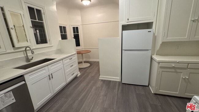 Building Photo - 328 N Sycamore Ave