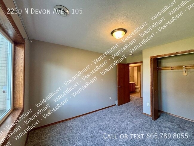 Building Photo - 2230 Devon Ave