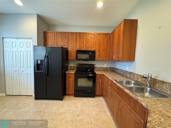 Building Photo - 2565 Stockbridge Square SW