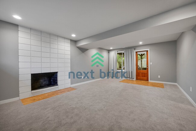 Building Photo - Welcome to this beautifully located 4-bedroom, 2-bath