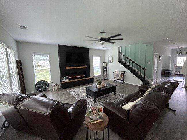 Building Photo - Perfect blend of luxury and comfort