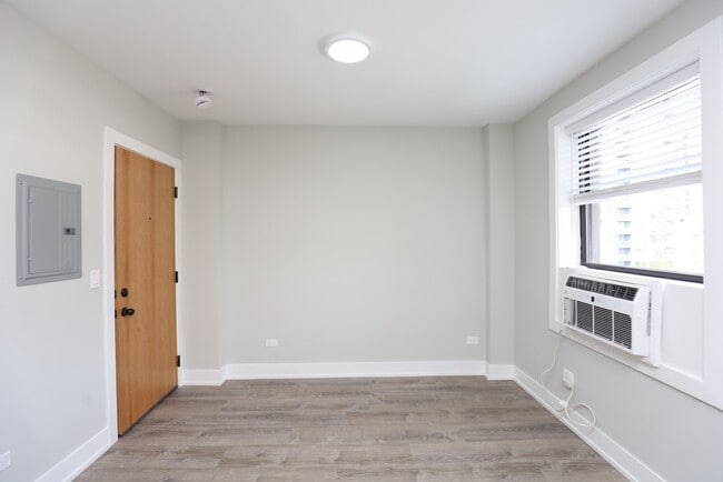 Building Photo - 545 W Belmont Ave