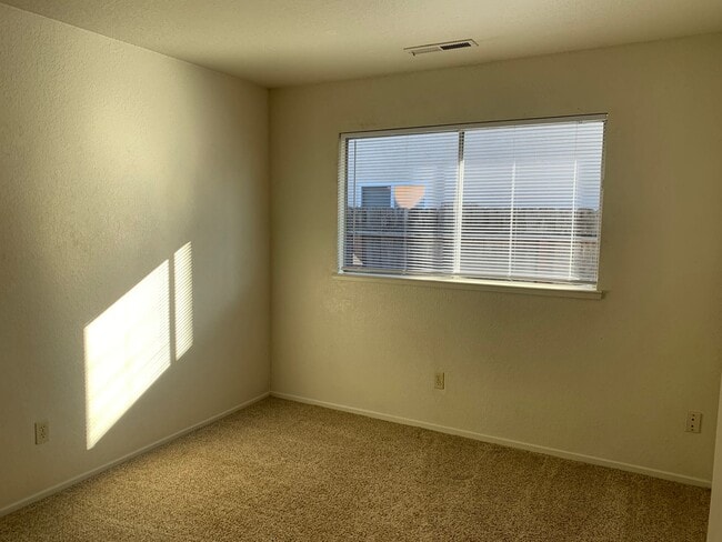 Building Photo - MON390