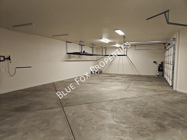 Building Photo - 13037 N Red Quail Pl