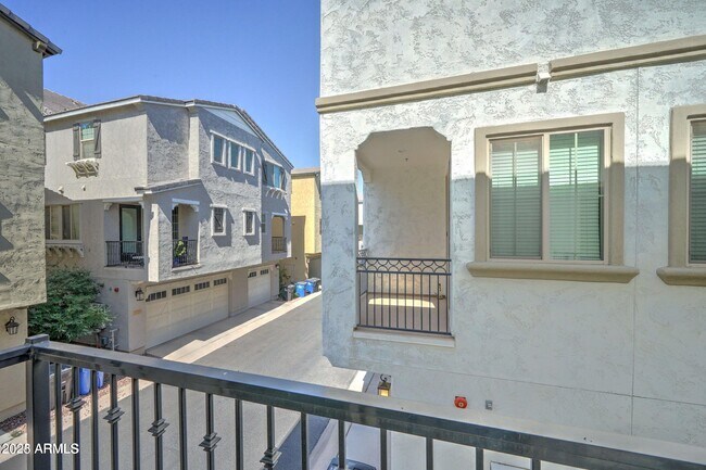 Building Photo - 1717 E Dogwood Ln