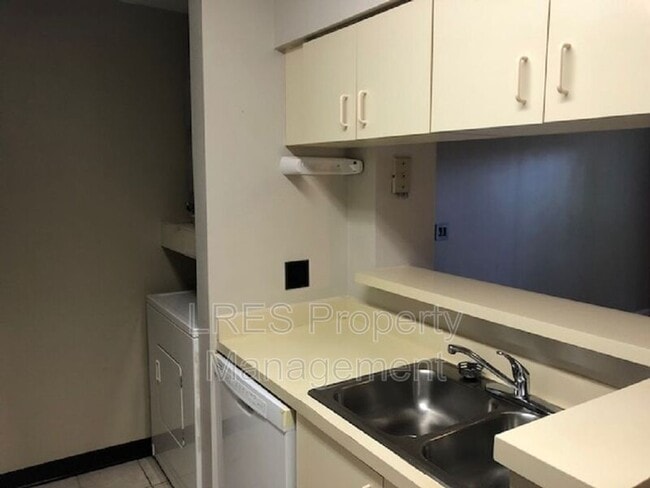 Building Photo - 465 Forestway Cir