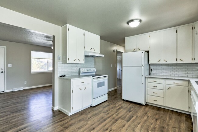 Building Photo - 2 Bedroom 1 Bath Duplex in the heart of Lo...