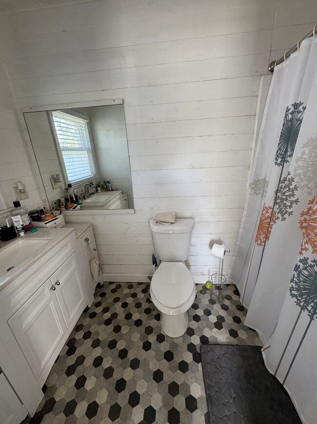 Building Photo - Historic 3 bedroom Home in downtown Clarks...