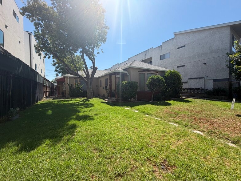 Building Photo - 5646 Farmdale Ave