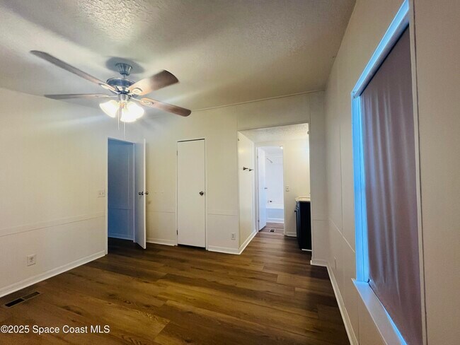 Building Photo - 1641 Ridge Dr