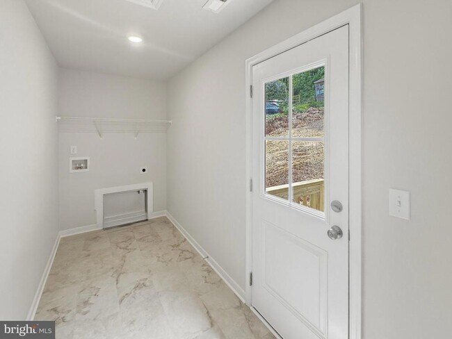 Building Photo - 441 High Top Rd