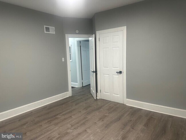 Building Photo - 1109 W James St