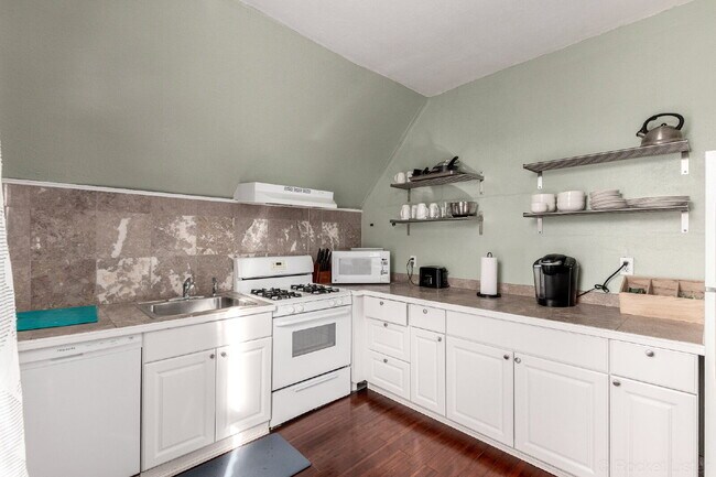 Building Photo - Lovely Victorian duplex for rent 2 bed / 1 bath