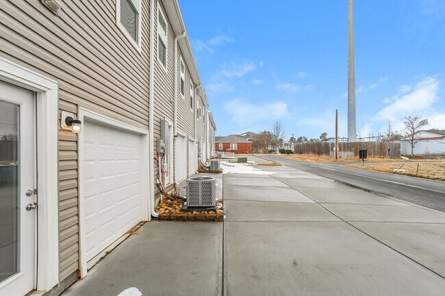 Building Photo - 3BR Townhome • Full Kitchen • Garage + Driveway