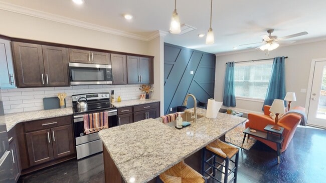 Building Photo - Charming 3-Bedroom Home with Modern Finishes in the Heart of Clarksville