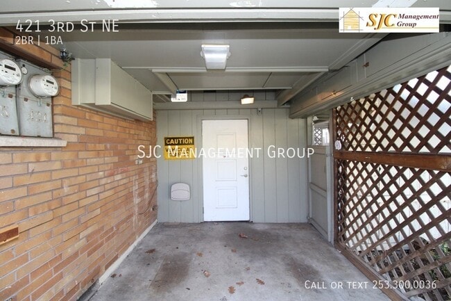 Building Photo - 421 3rd St NE