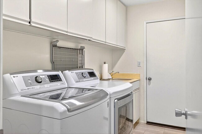 Building Photo - 55105 Oak-Hill