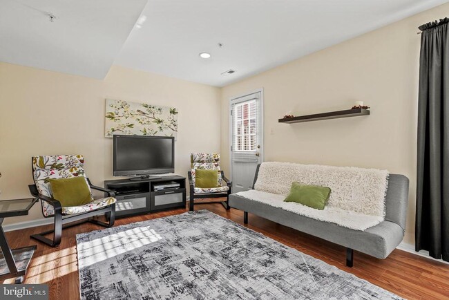 Building Photo - 13011 VADEN - STUDYO APPARTMENT/ PREFER FEMALES Ter