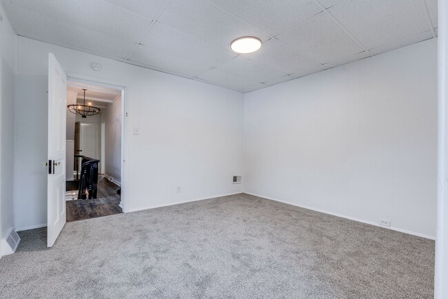 Building Photo - AVAILABLE NOW  - FULLY RENOVATED Spacious ...