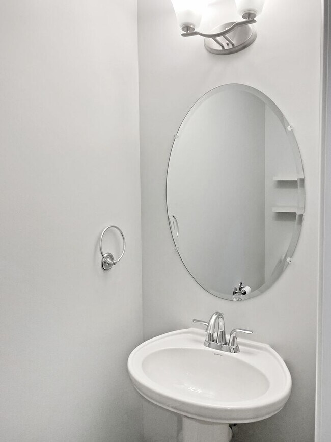 Building Photo - Spacious Townhome with MOVIE STAR Primary Closet!!!!