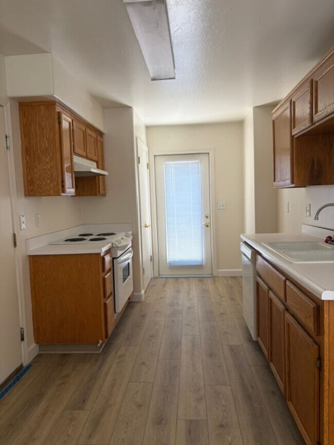 Building Photo - 631 Greenwood Meadow Ln